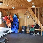 6 Person In Bud-by Traum * Bud